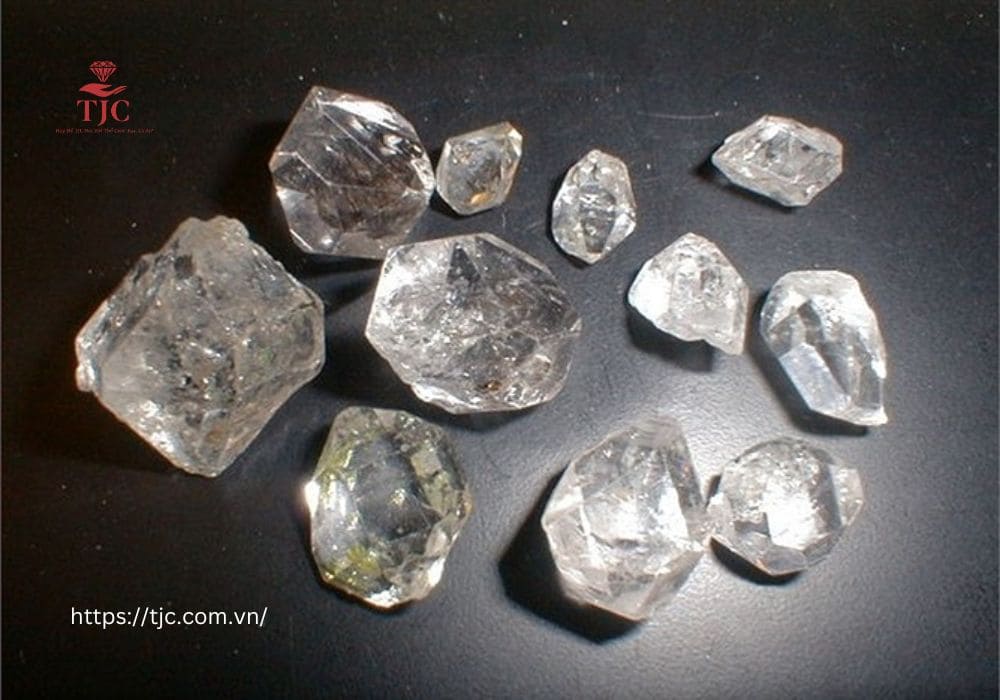 Hình ảnh các viên kim cương trong tự nhiên ở dạng thô